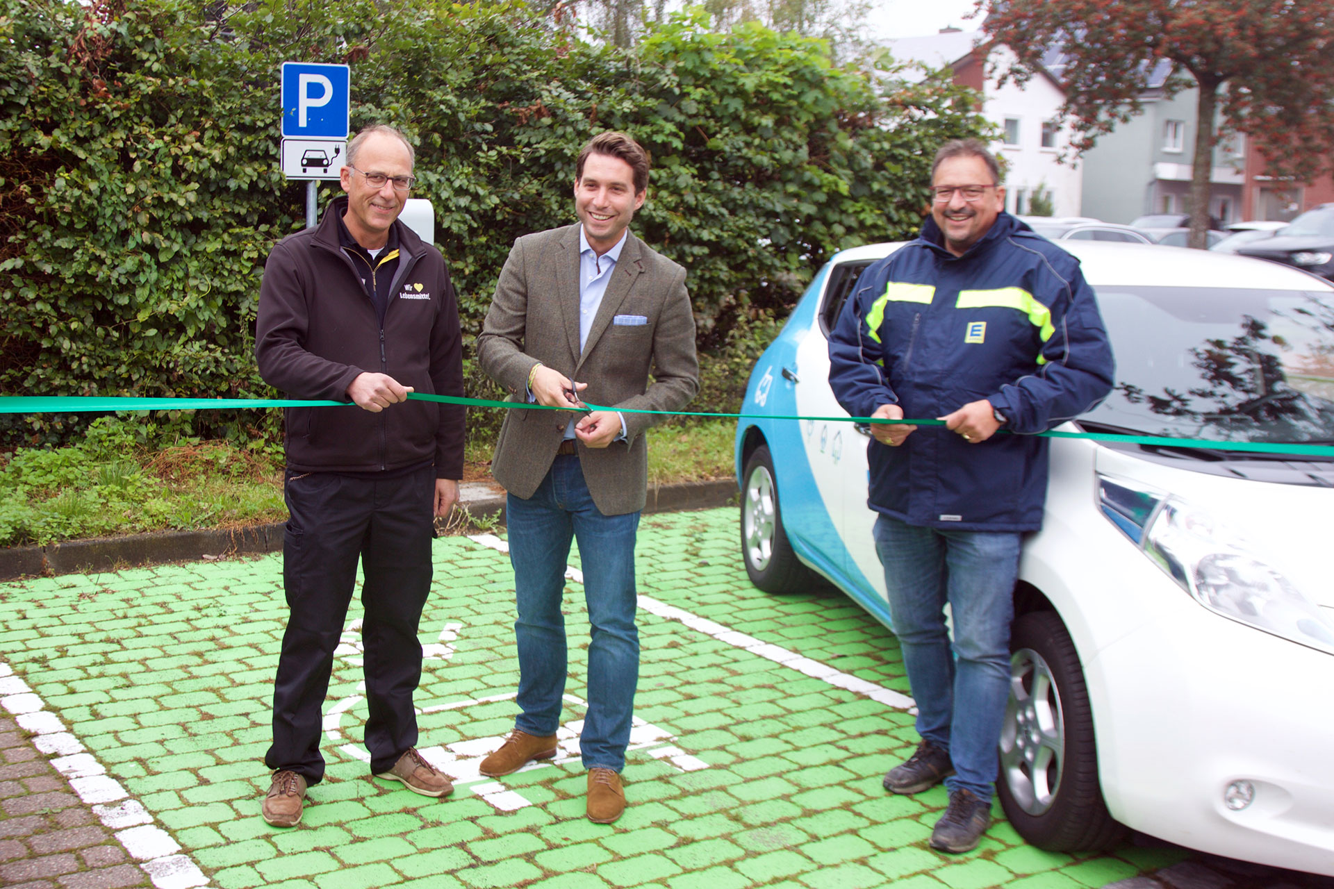 Von links nach rechts: Ove Lück (EDEKA Lück Niebüll), Dr. Jan Schulz (Geschäftsführer Stadtwerke Nordfriesland), Sven Lück (EDEKA Lück Leck)